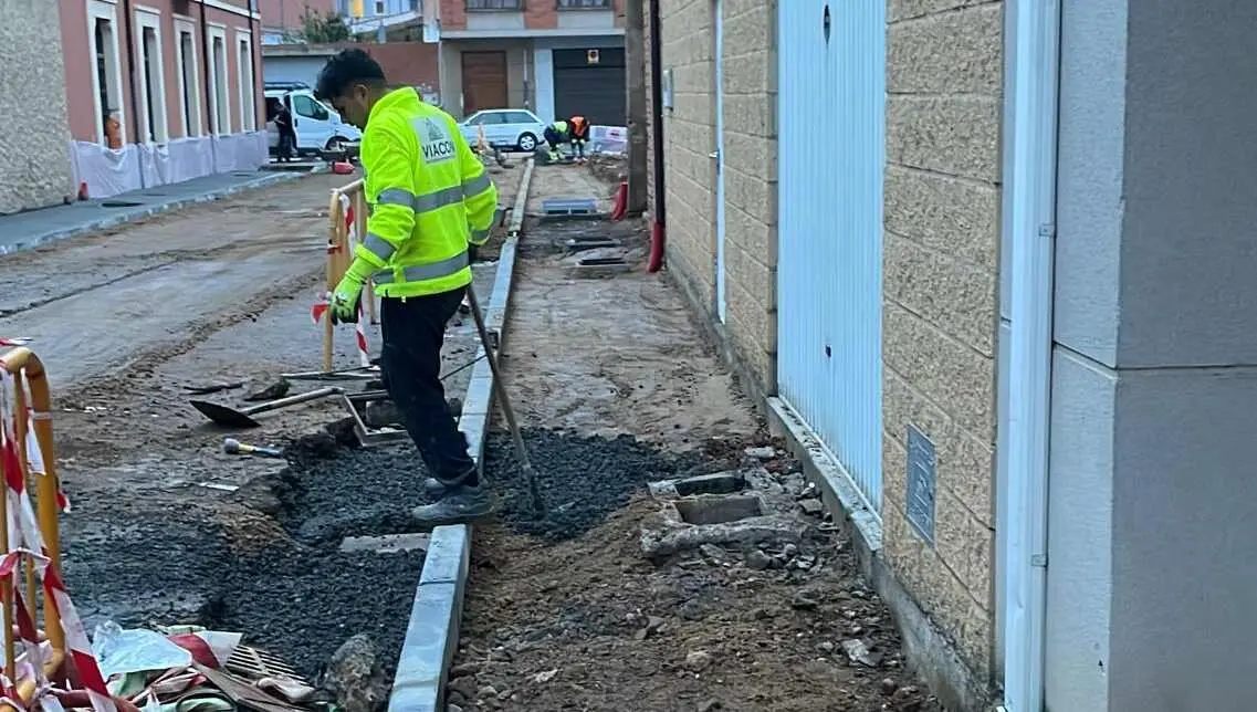 Imagen de uno de los operarios trabajando en el vial.