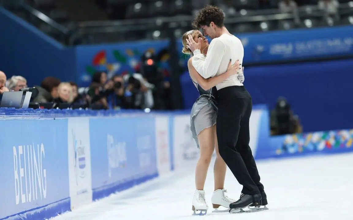 Sof&iacute;a Val y Asaf Kazimov estar&aacute;n este s&aacute;bado en Le&oacute;n. En la imagen, los patinadores durante el PreOl&iacute;mpico de China donde se alzaron con la tercera plaza. Foto: FedHielo