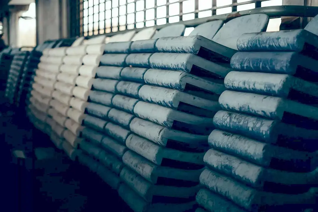 Imagen de los viejos asientos del estadio Reino de Le&oacute;n apilados en las instalaciones del recinto deportivo.