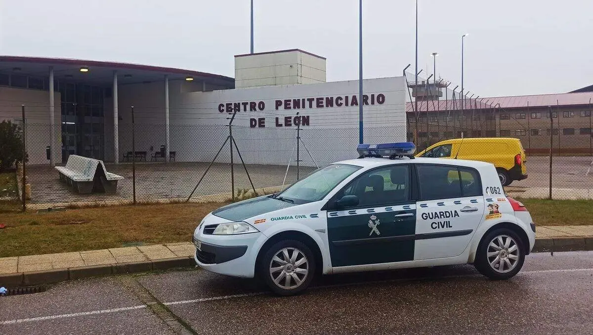 Un veh&iacute;culo de la Guardia Civil frente al Centro Penitenciario de Mansilla de las Mulas, en Le&oacute;n. Foto: Guardia Civil
