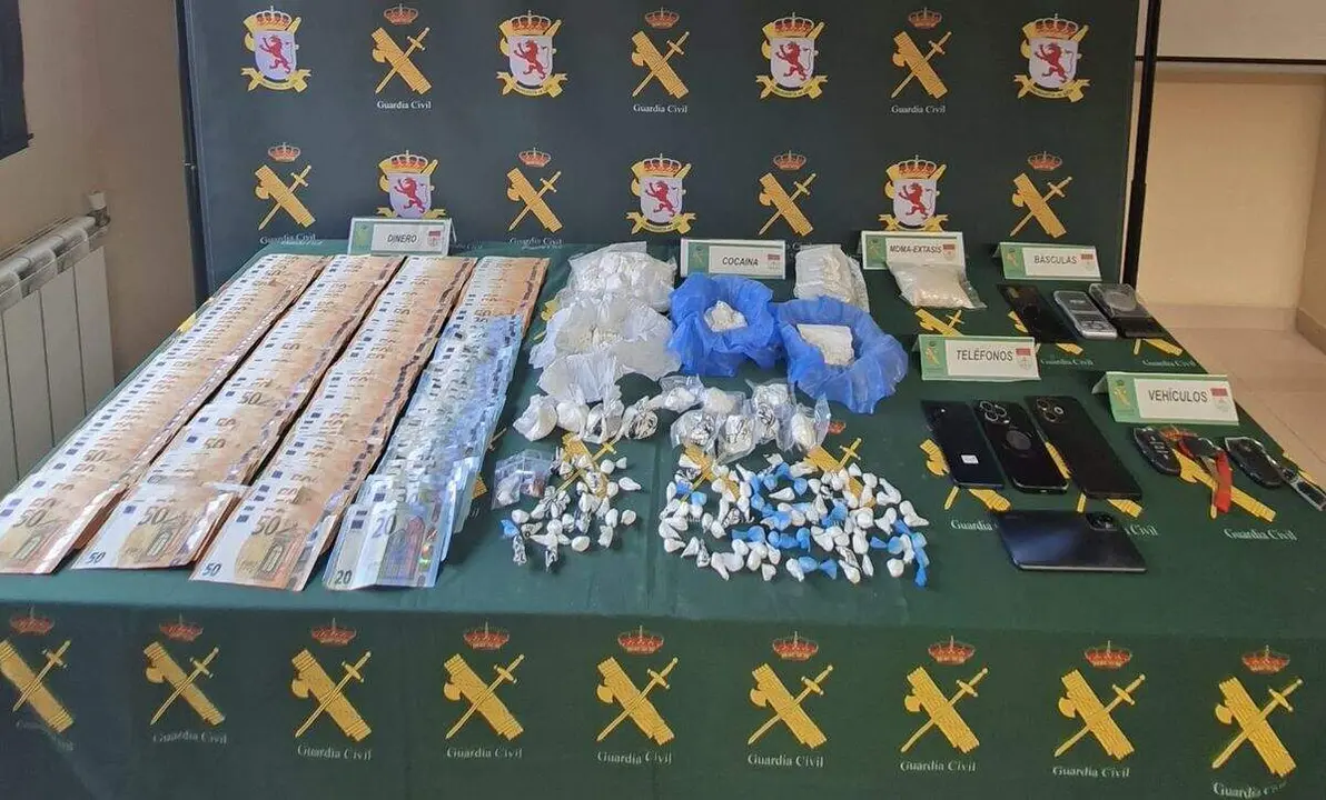 Material incautado por la Guardia Civil en la operaci&oacute;n, incluyendo 1,2 kilos de coca&iacute;na, 210 gramos de &eacute;xtasis y dinero en efectivo. Foto: Guardia Civil de Le&oacute;n