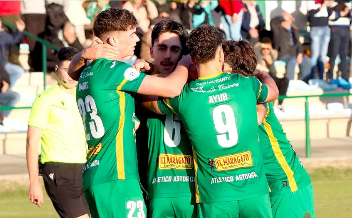 Los jugadores del Atl&eacute;tico Astorga celebran el gol que a la postre supondr&iacute;a la victoria y los tres puntos para el equipo maragato.
