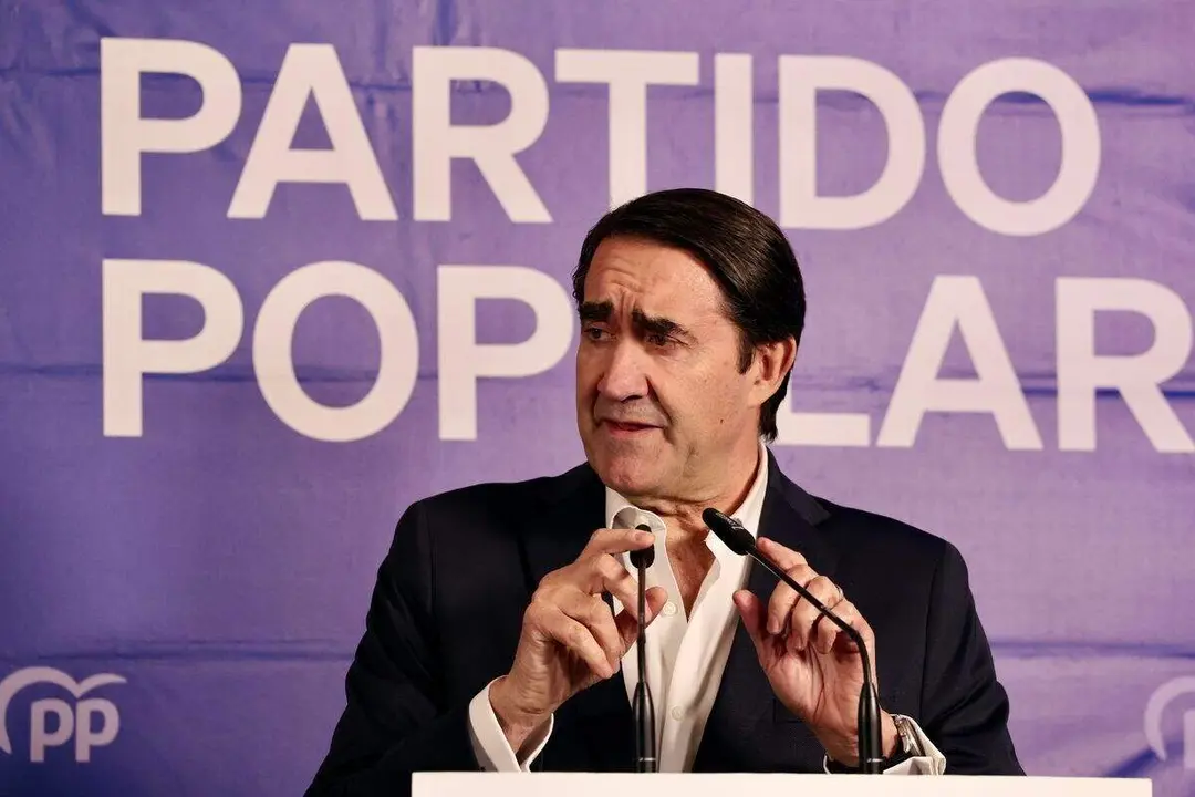 El presidente del PPCyL, Alfonso Fern&aacute;ndez Ma&ntilde;ueco clausura la Junta Directiva del Partido Popular de Le&oacute;n, acompa&ntilde;ado por el presidente de la gestora en la provincia, Juan Carlos Su&aacute;rez Qui&ntilde;ones. Foto: Campillo