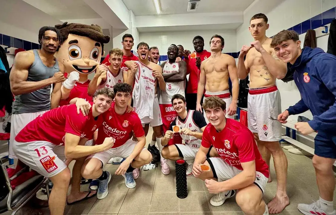 La plantilla de la Cultural celebra su victoria en el vestuario a la conclusi&oacute;n del partido.