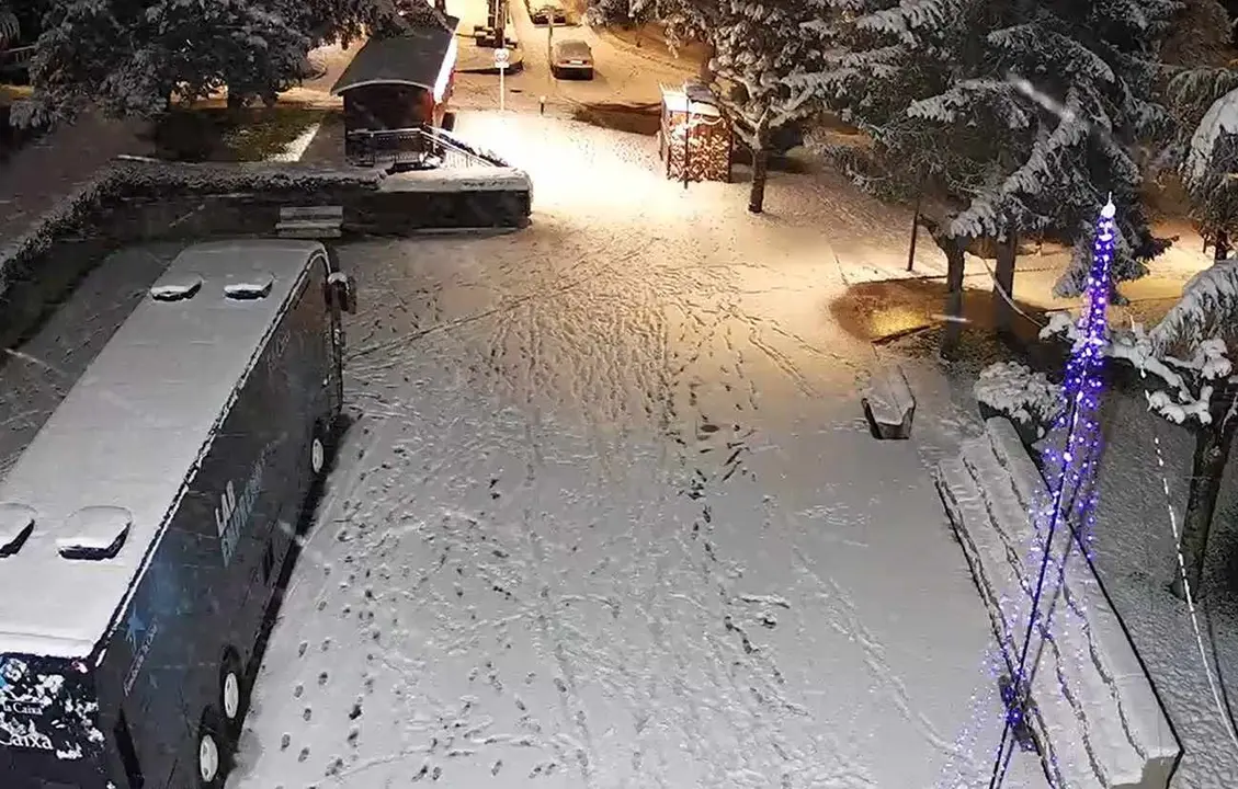 Imagen de la plaza Luis Mateo, en Villablino, a &uacute;ltima hora de este domingo.