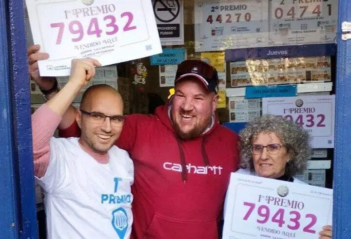 La Administraci&oacute;n de Loter&iacute;a n&uacute;mero dos del municipio de La Pola de Gord&oacute;n (Le&oacute;n) reparte d&eacute;cimos de El Gordo de Navidad. Foto: ICAL