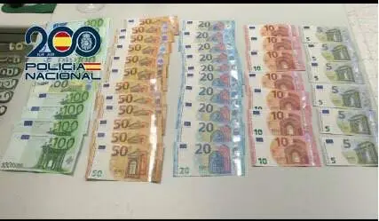 La Polic&iacute;a Nacional de Ponferrada recupera y devuelve a su propietario un sobre con 4.910 euros. Foto: Polic&iacute;a Nacional