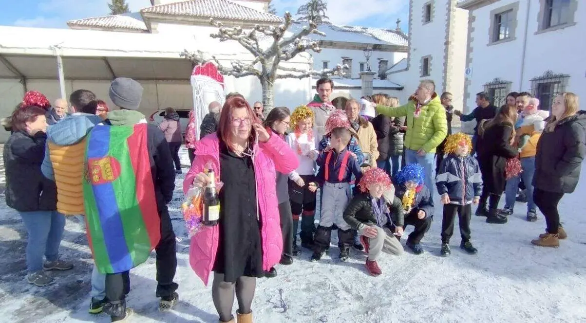 Miembros de la  Comisi&oacute;n de Festejos de Villaman&iacute;n celebran el premio de la Loter&iacute;a