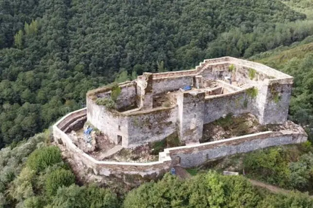 Imagen de archivo del Castillo de  Sarrac&iacute;n, en Vega de Valcarce.