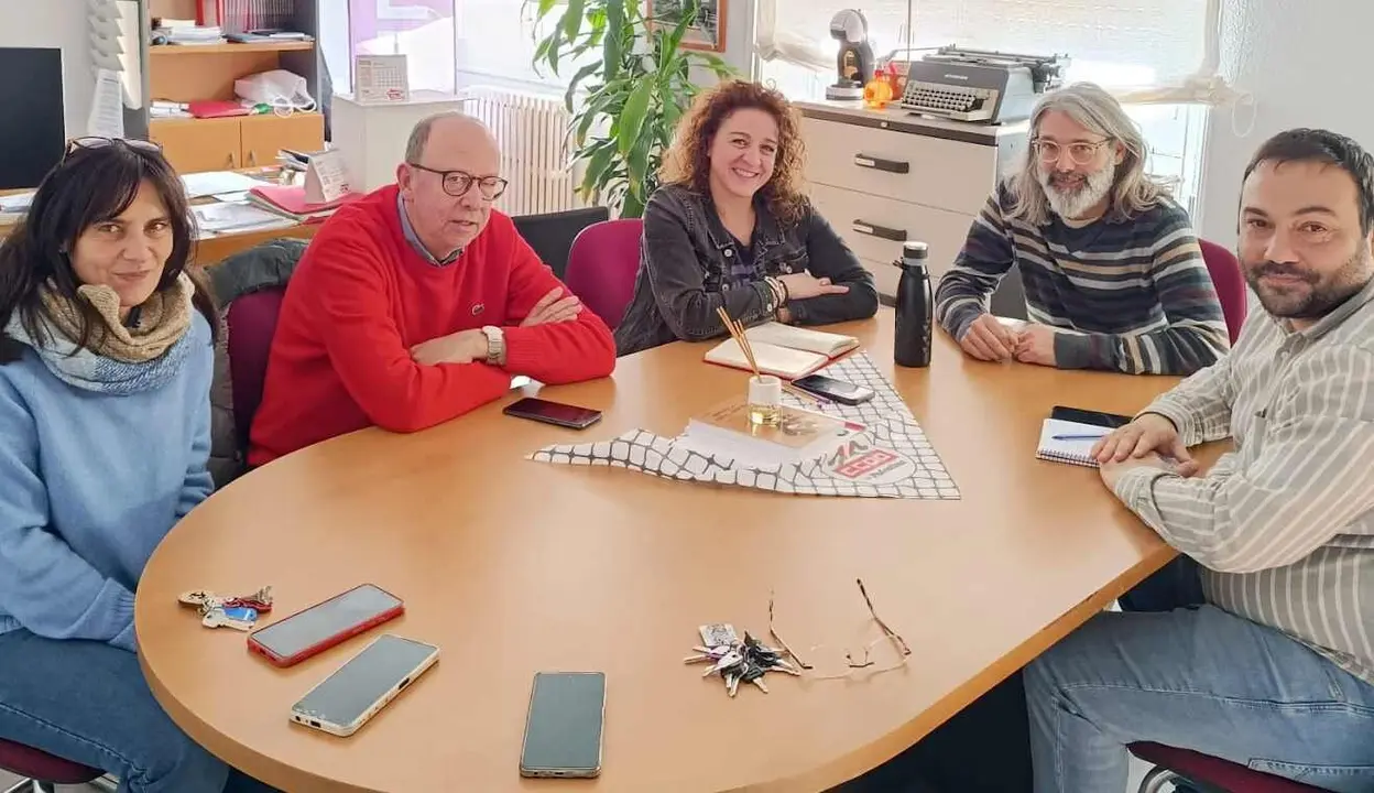 Un instante del encuentro mantenido entre el sindicato e IU.