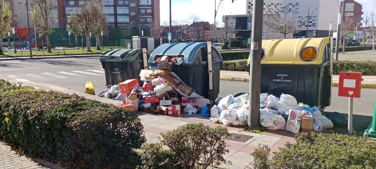 La basura sigue sin tener fin en las calles de San Andr&eacute;s del Rabanedo.