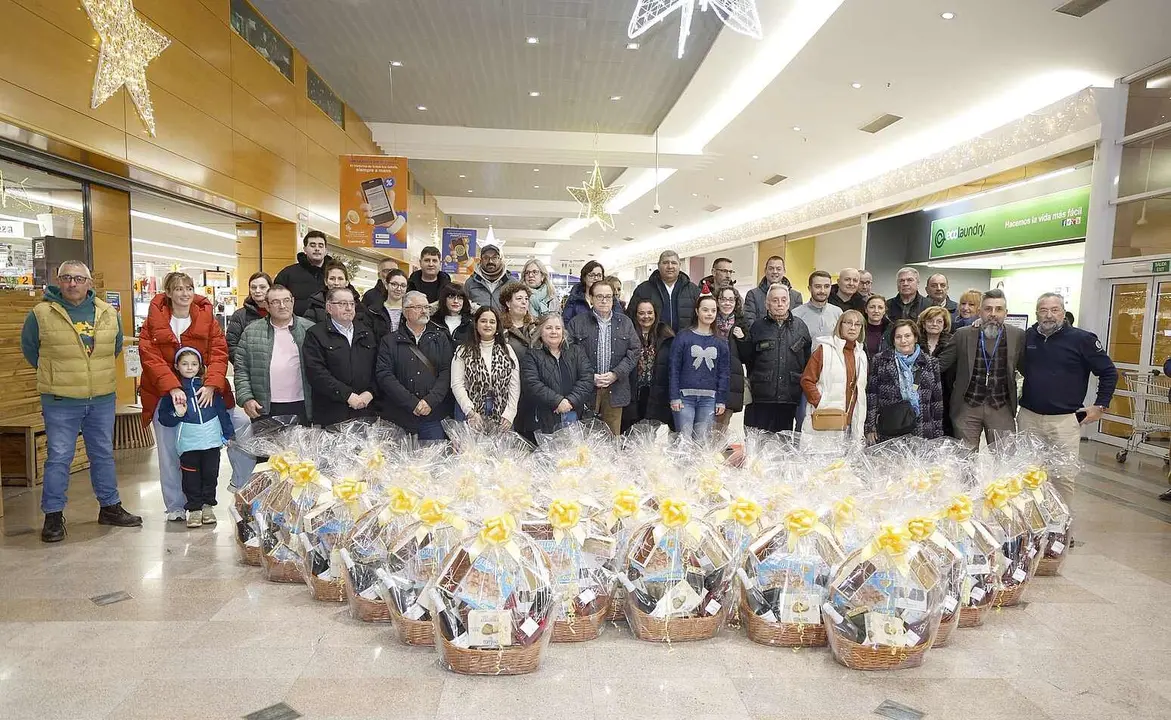 Un instante del reparto de cestas de Navidad en el supermercado E.Leclerc Le&oacute;n.