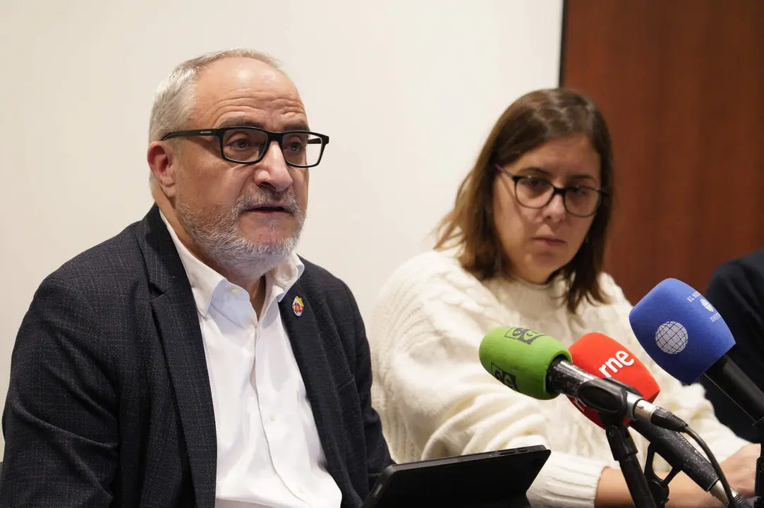 El portavoz del PSOE municipal de Ponferrada, Olegario Ram&oacute;n, junto a los ediles del grupo, durante el desayuno informativo para hacer balance del a&ntilde;o pol&iacute;tico