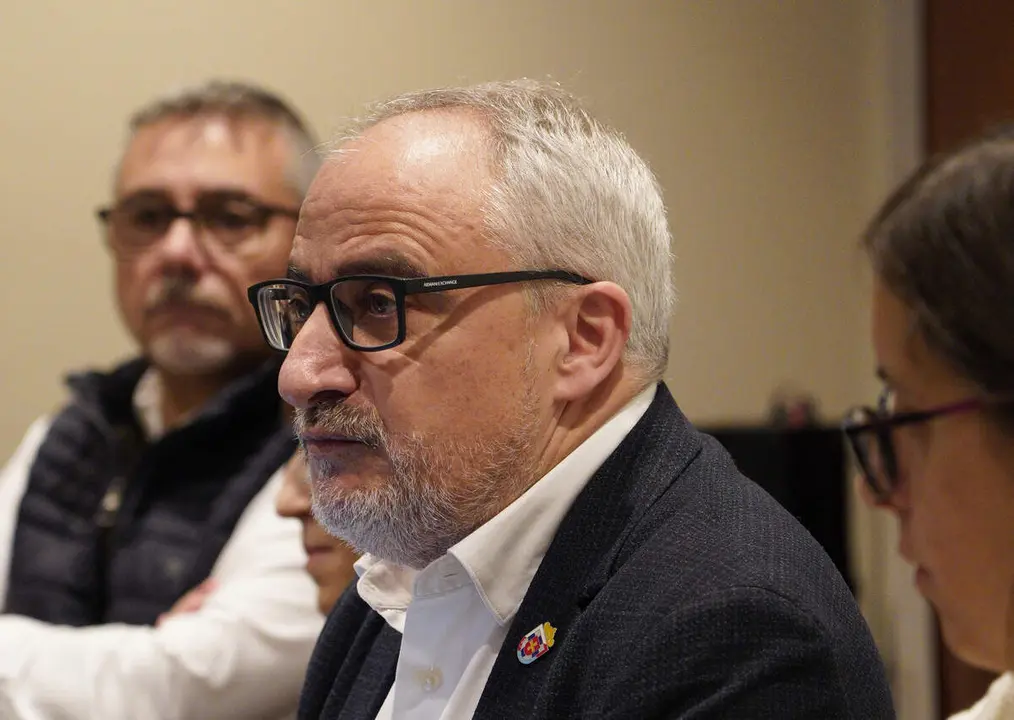 El portavoz del PSOE municipal de Ponferrada, Olegario Ram&oacute;n, junto a los ediles del grupo, durante el desayuno informativo para hacer balance del a&ntilde;o pol&iacute;tico