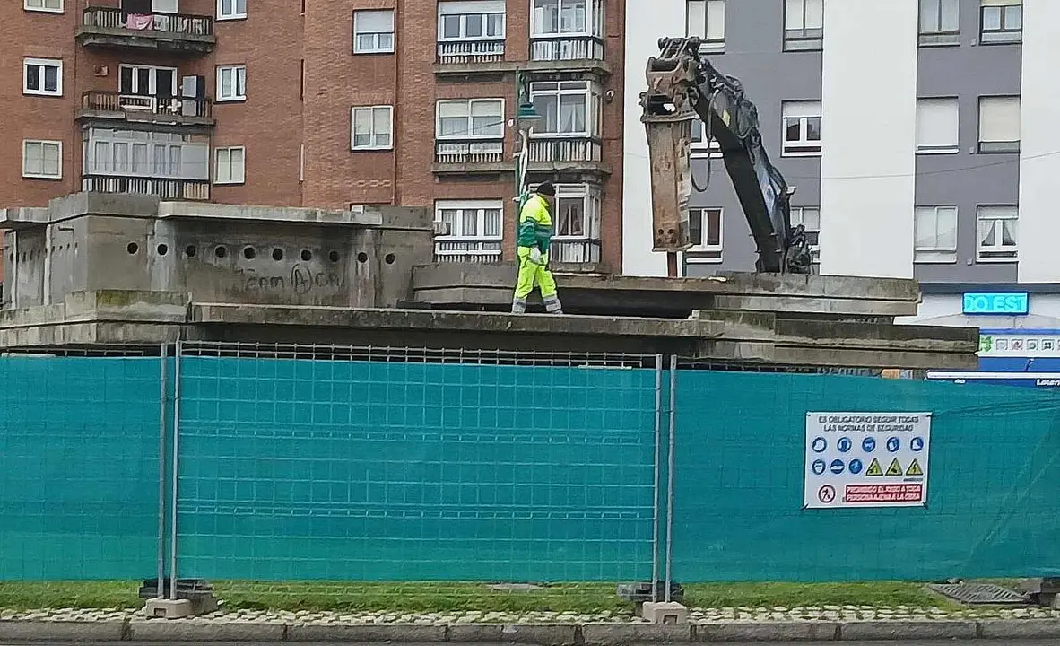 Maquinaria pesada trabajando en la retirada de la fuente de hormig&oacute;n. Foto: M.C. Oliver