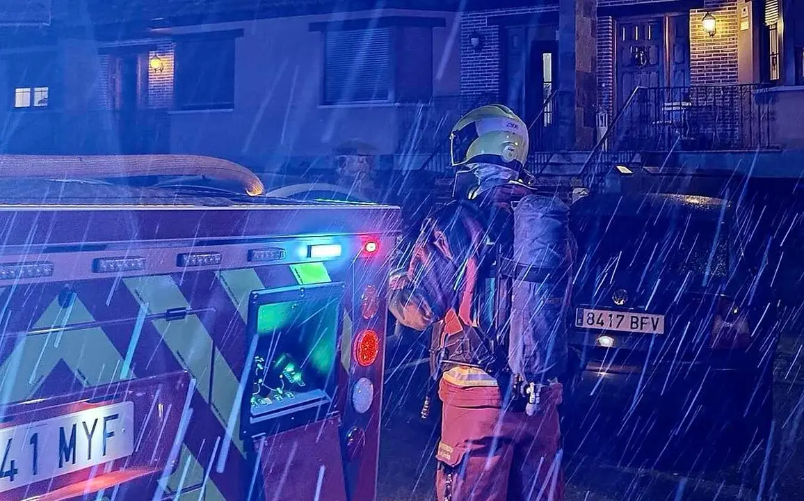 Efectivos de Bomberos Le&oacute;n, durante una intervenci&oacute;n por un incendio.