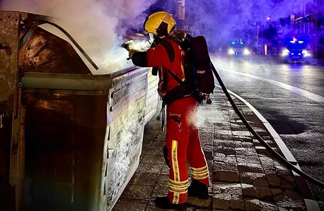Bomberos Le&oacute;n sofoca un incendio en un contenedor durante una intervenci&oacute;n.