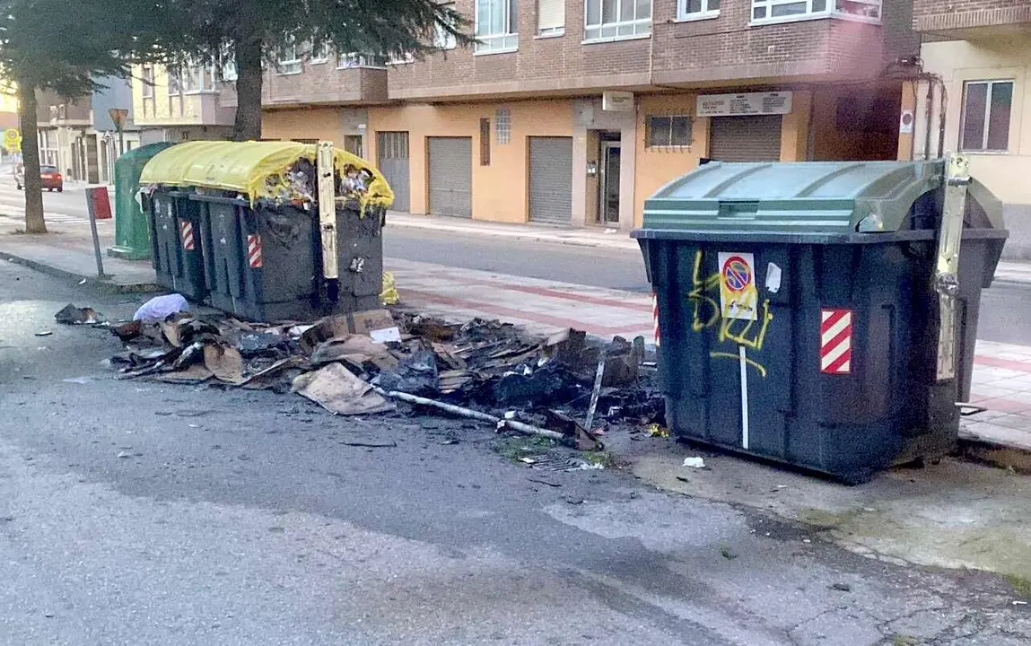 Imagen de los contenedores calcinados en Trobajo del Camino.