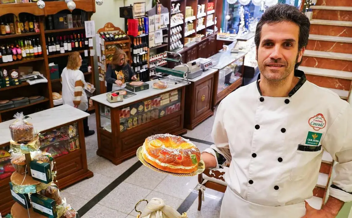 El responsable de la Confiter&iacute;a Conrado de La Ba&ntilde;eza (Le&oacute;n), Sergio Gonz&aacute;lez, muestra uno de los tradicionales Roscones de Reyes con el que se entra en el sorteo de un premio de 10.000 euros. Foto: Campillo