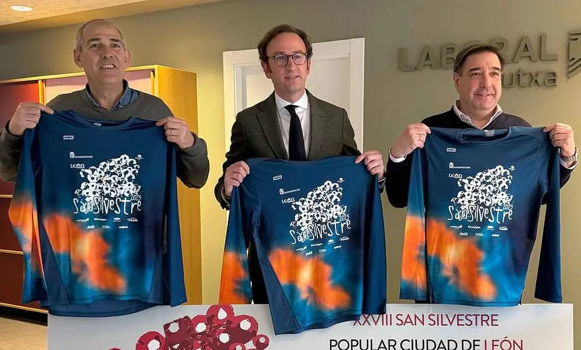 Un instante de la presentaci&oacute;n de la camiseta que usar&aacute;n los corredores de la San Silvestre.