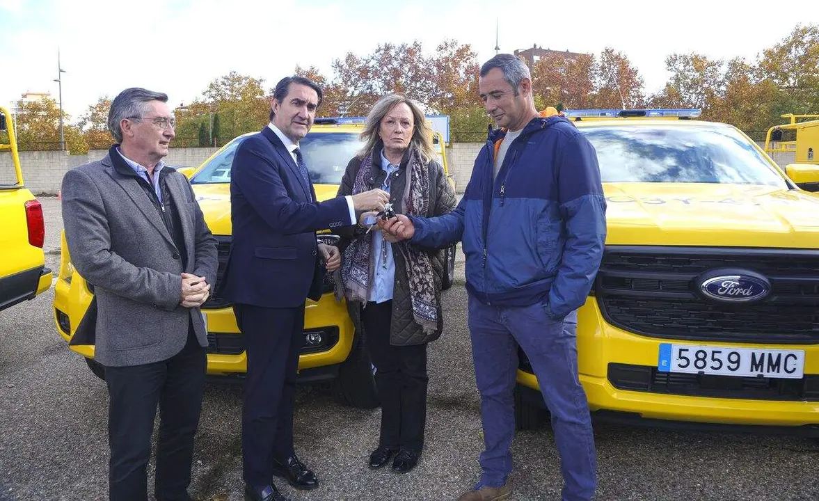 El consejero de Medio Ambiente, Vivienda y Ordenaci&oacute;n del Territorio, Juan Carlos Su&aacute;rez-Qui&ntilde;ones, hace entrega de los nuevos veh&iacute;culos 4x4.