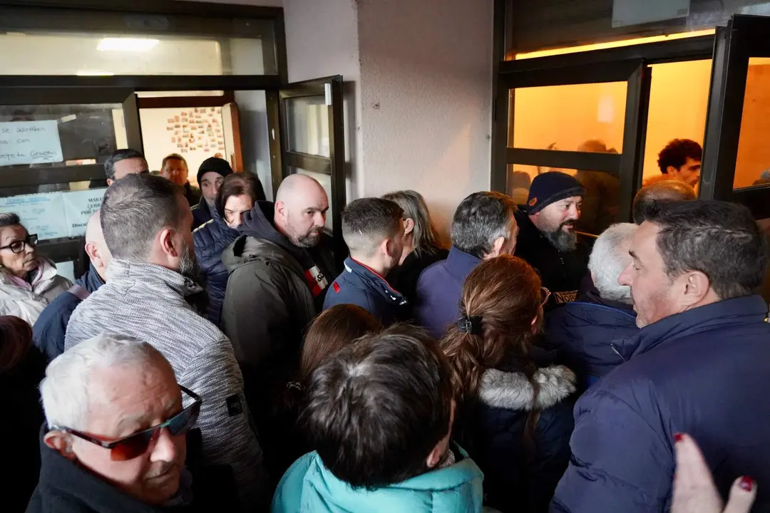 Reuni&oacute;n entre la Comisi&oacute;n de Fiestas de Villaman&iacute;n y los vecinos premiados con el gordo de la Loter&iacute;a de Navidad.