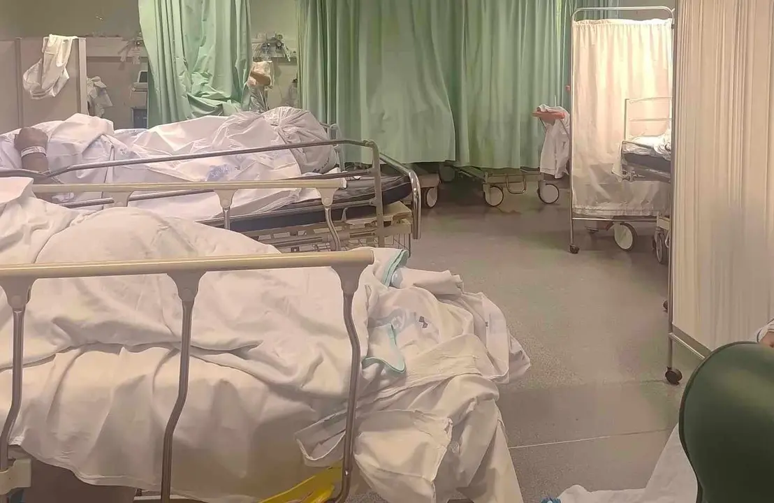 Situaci&oacute;n l&iacute;mite en los boxes de urgencias, con pacientes en pasillos ante la imposibilidad de una correcta atenci&oacute;n.