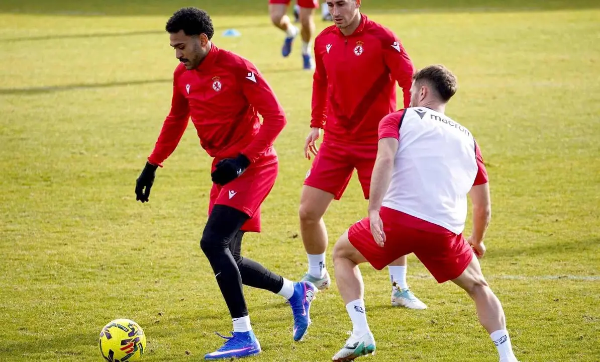 Mboula controla el bal&oacute;n durante el entrenamiento de este lunes. Foto: CyDL