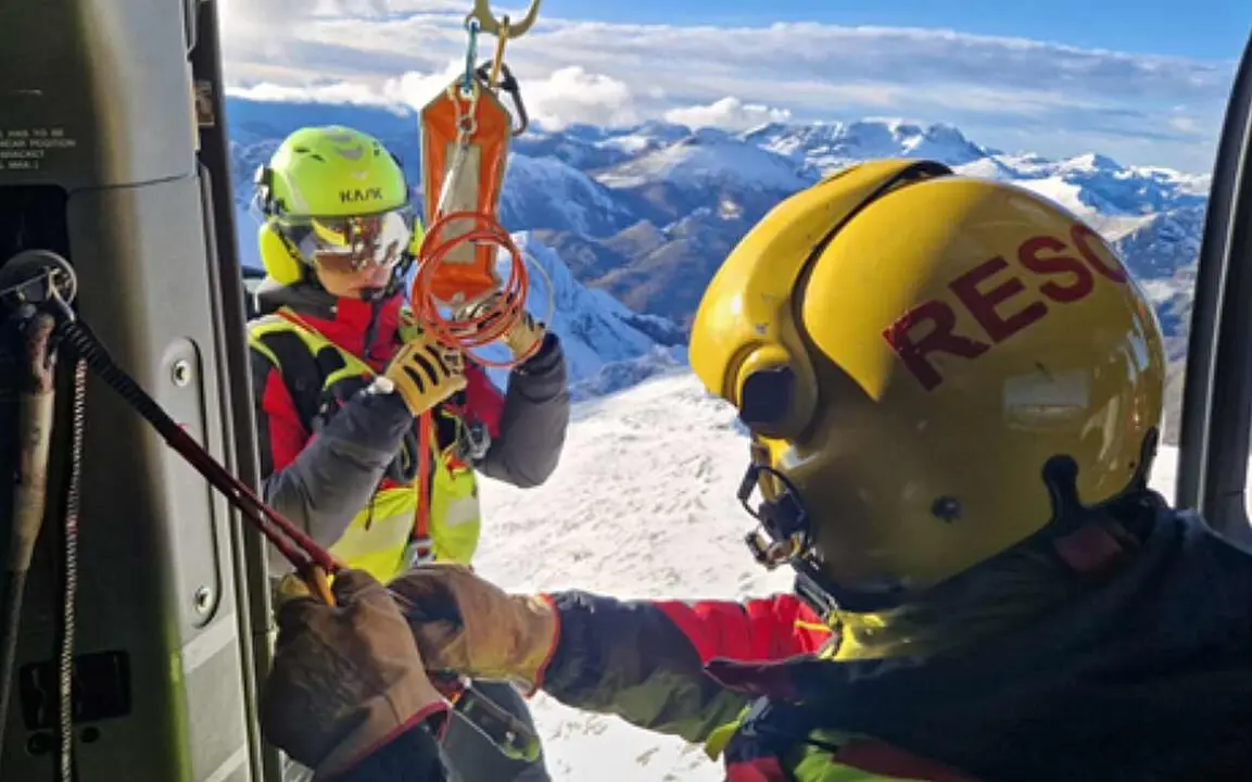 Imagen de los equipos a&eacute;reos de rescate durante su intervenci&oacute;n.