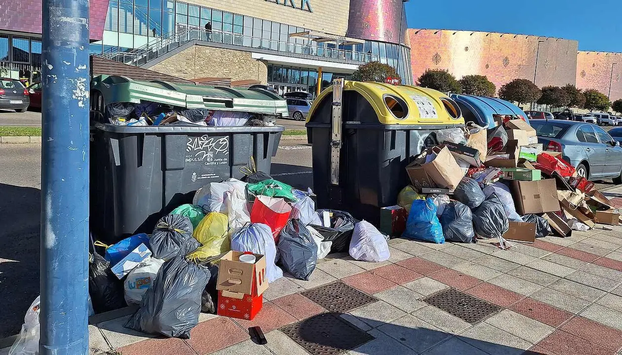 Imagen tomada por el PP denunciando la basura en las calles de San Andr&eacute;s.