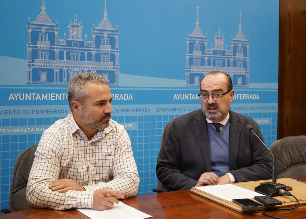 El alcalde de Ponferrada, Marco Morala (D), junto al concejal de Comercio, David Pacios (I), durante la presentaci&oacute;n de los Programas Mixtos de Formaci&oacute;n y Empleo