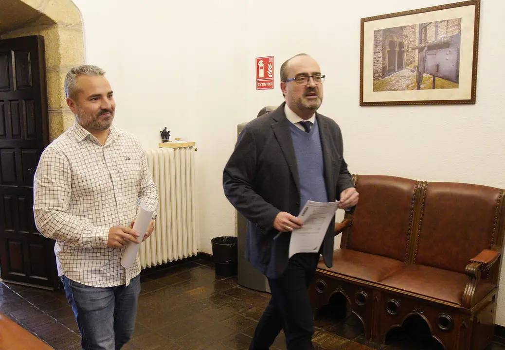 El alcalde de Ponferrada, Marco Morala (D), junto al concejal de Comercio, David Pacios (I), durante la presentaci&oacute;n de los Programas Mixtos de Formaci&oacute;n y Empleo.