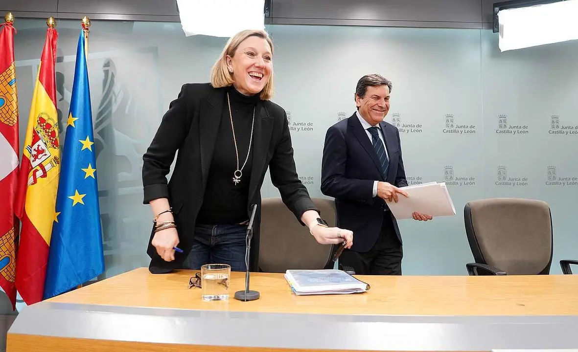 El consejero de Econom&iacute;a y Hacienda y portavoz, Carlos Fern&aacute;ndez Carriedo, comparece en rueda de prensa posterior al Consejo de Gobierno junto a la vicepresidenta y consejera de Familia Isabel Blanco.