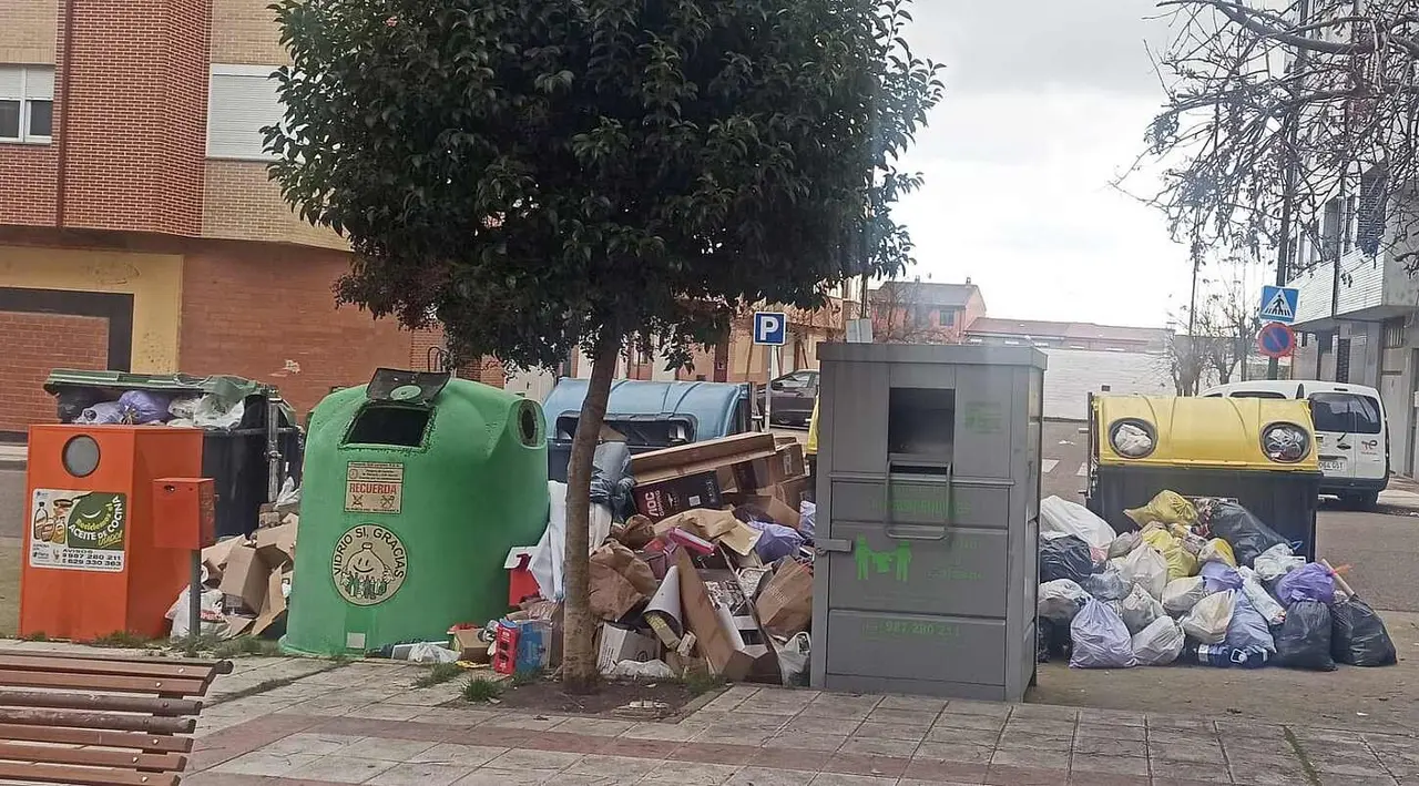 Basura en el municipio de San Andr&eacute;s del Rabanedo en una imagen remitida por Vox.
