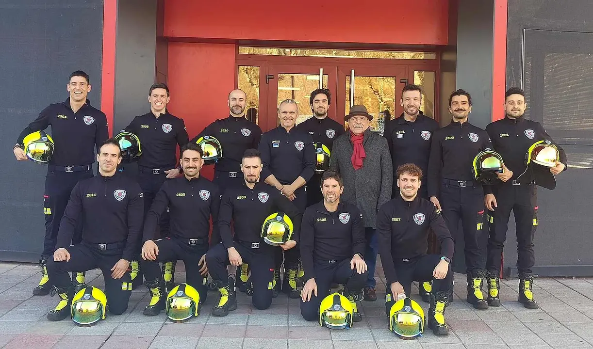 Imagen de los nuevos efectivos del Parque de Bomberos de Le&oacute;n tras recibir de forma simb&oacute;lica su casco como aprobado en el proceso formativo.