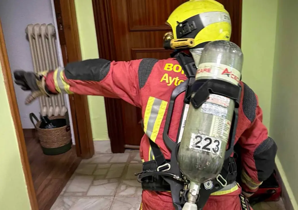 Efectivos de Bomberos Le&oacute;n, durante una intervenci&oacute;n en una vivienda.