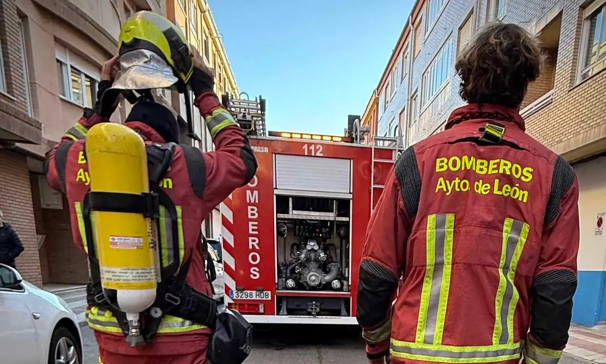 Efectivos de Bomberos Le&oacute;n durante una intervenci&oacute;n.