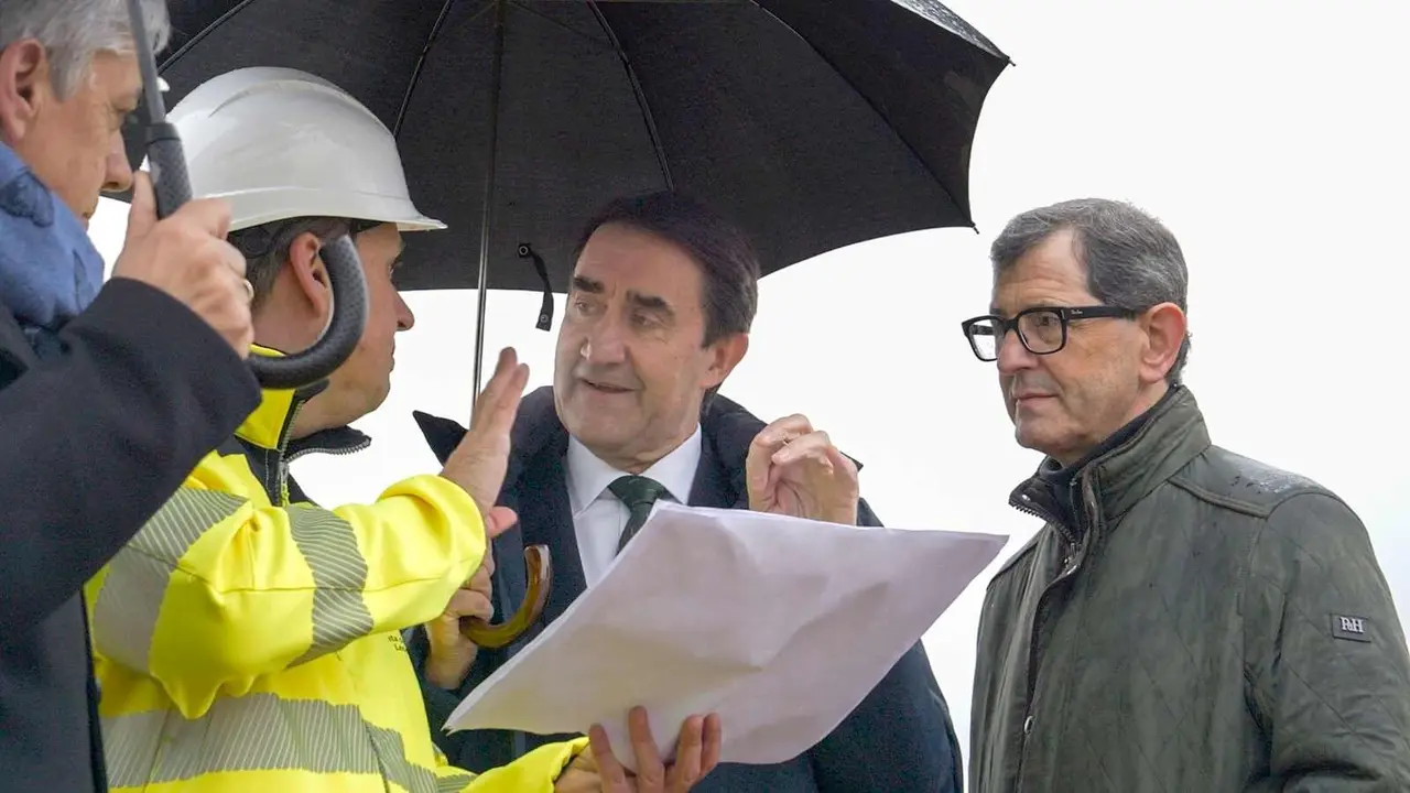 Su&aacute;rez Qui&ntilde;ones, durante la visita a las instalaciones del Parque Tecnol&oacute;gico de Le&oacute;n.