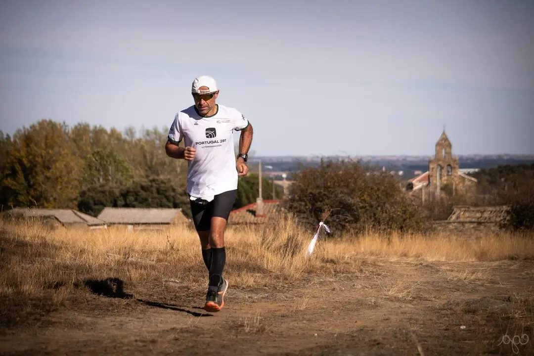 Un corredor de la pasada edici&oacute;n de la Backyard Curillas.