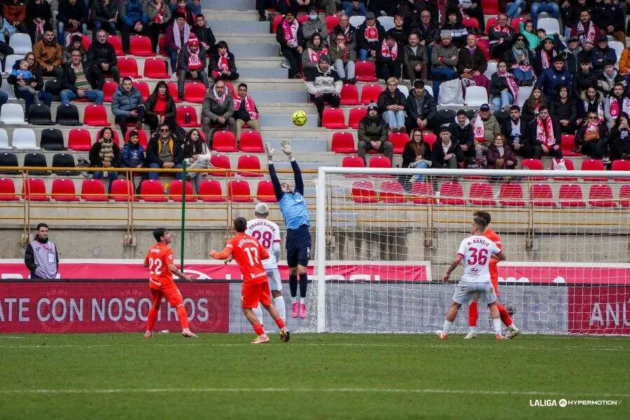 Aficionados de la Cultural presencian el partido en uno de los fondos del Reino de Le&oacute;n.