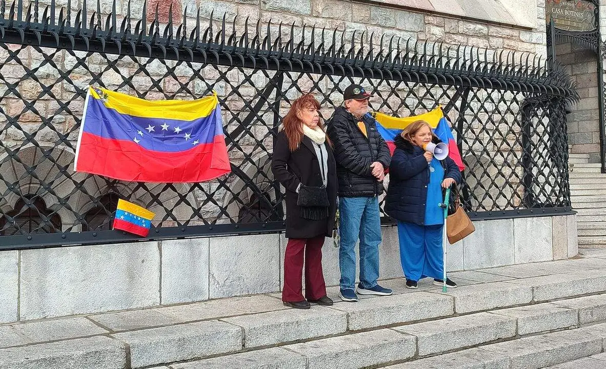 Tirso Alfonso Gonz&aacute;lez (centro), presidente de la asociaci&oacute;n de venezolanos en Le&oacute;n, este s&aacute;bado en Botines.