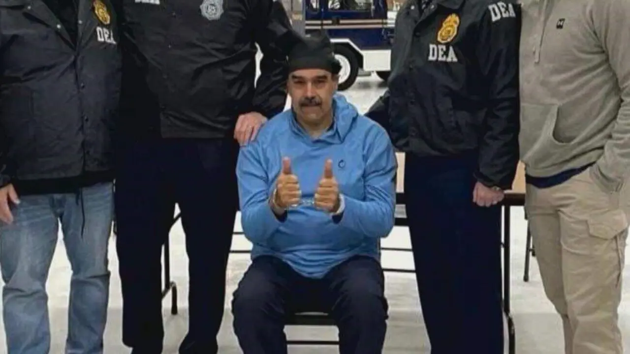 Nicol&aacute;s Maduro, esposado y detenido en suelo estadounidense, en una de las primeras im&aacute;genes difundidas.