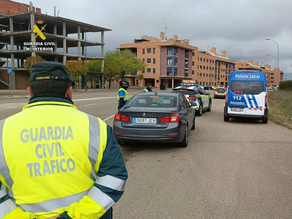 Un control de alcoholemia conjunto de Guardia Civil de Tr&aacute;fico y Polic&iacute;a Local en a&ntilde;o nuevo. Foto: Guardia Civil