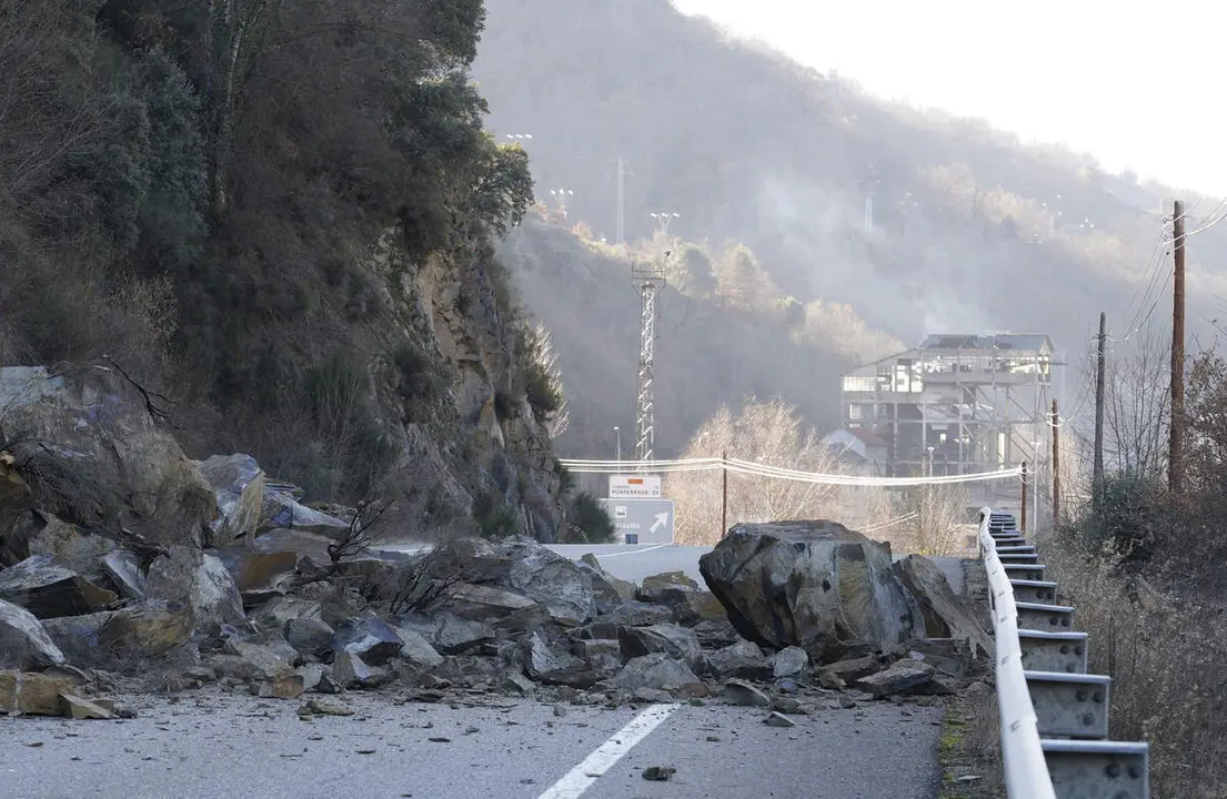 Nuevo desprendimiento en la carretera CL-631 en el t&eacute;rmino municipal de P&aacute;ramo del Sil (Le&oacute;n)