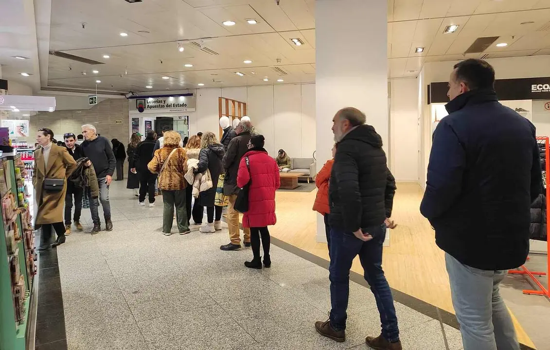 Colas, este lunes, en la administraci&oacute;n de El Corte Ingl&eacute;s donde el pasado a&ntilde;o toc&oacute; El Ni&ntilde;o.