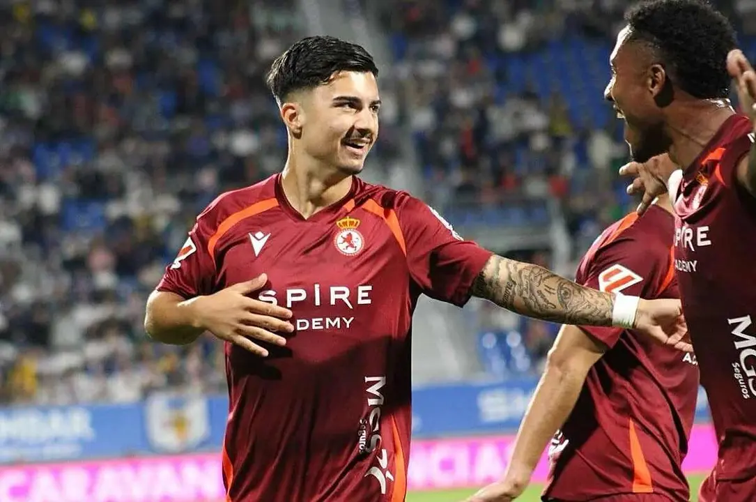 Cort&eacute;s celebra uno de sus goles en las filas de la Cultural y Deportiva Leonesa.