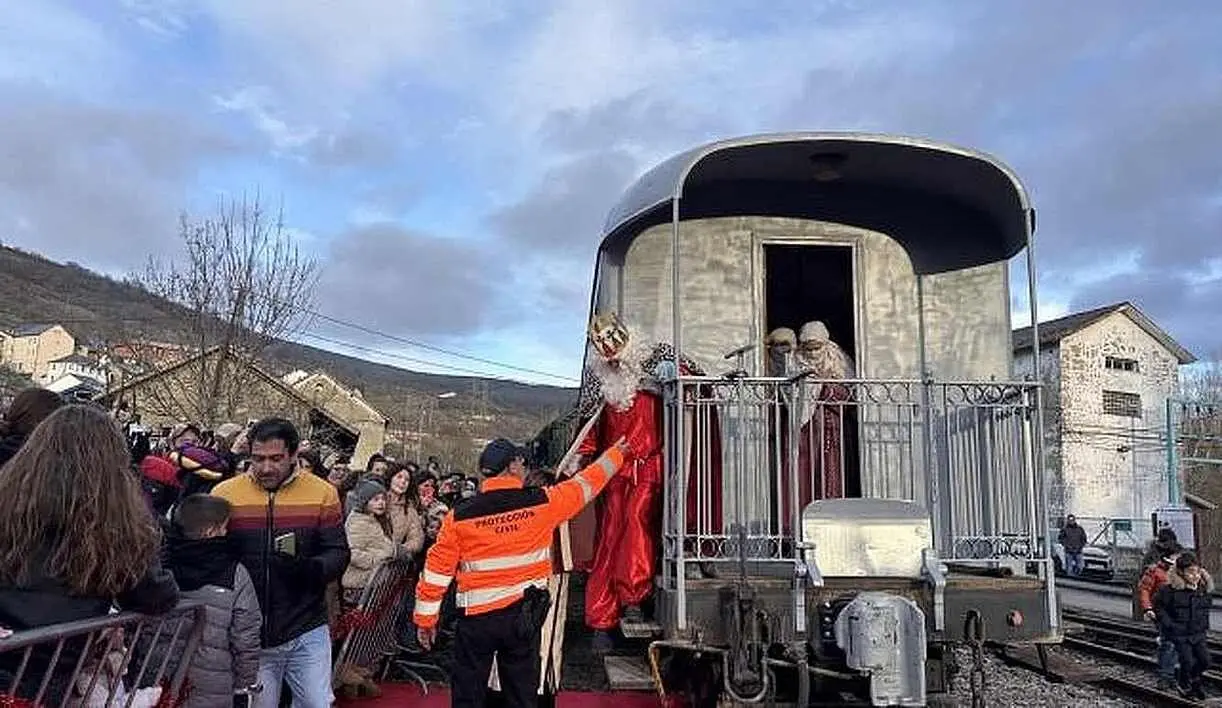 Numerosos vecinos se acercan al Ponfeblino para saludar a los Reyes Magos.