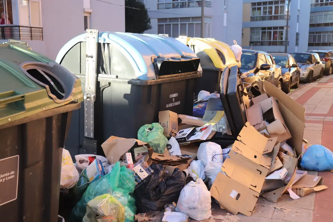 Basura acumulada en un contenedor de San Andr&eacute;s del Rabanedo este domingo. Foto: Isaac Llamazares