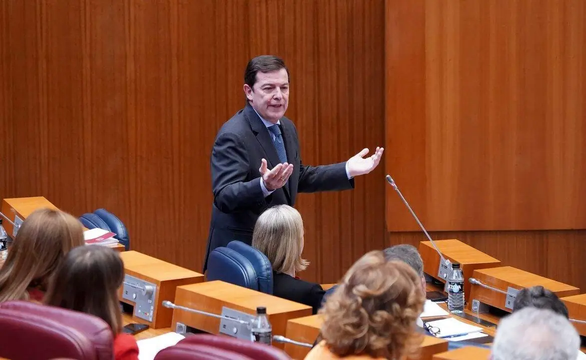 El presidente de la Junta, Alfonso Fern&aacute;ndez Ma&ntilde;ueco, durante su intervenci&oacute;n en la primera sesi&oacute;n del pleno de las Cortes de Castilla y Le&oacute;n que comienza con las preguntas orales de control al Ejecutivo auton&oacute;mico. Foto: Ical