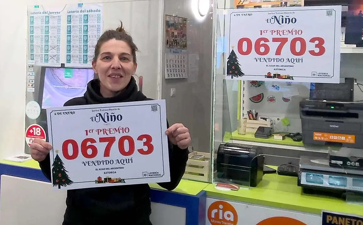 Dos d&eacute;cimos del 6.703 han sido vendidos en el punto de venta mixto de Astorga 'El azar del argentino'. En la fotograf&iacute;a, la lotera con el cartel del premio premio.